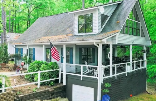Iuka House | Pickwick Lake House overlooking Safe Harbor Aqua Yacht Marina Sleeps 10+