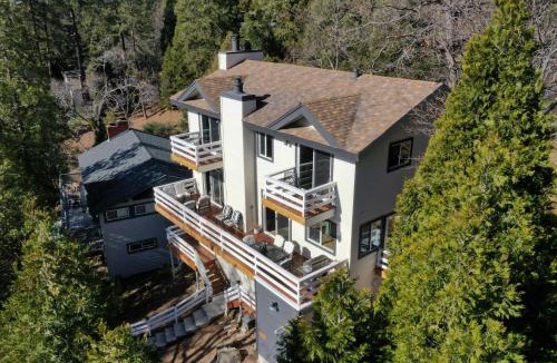 Crestline House | Picturesque Cabin: 2 Balconies, Walk to Lake!