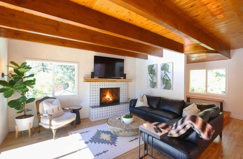 Crestline House | Picturesque Cabin: 2 Balconies, Walk to Lake!