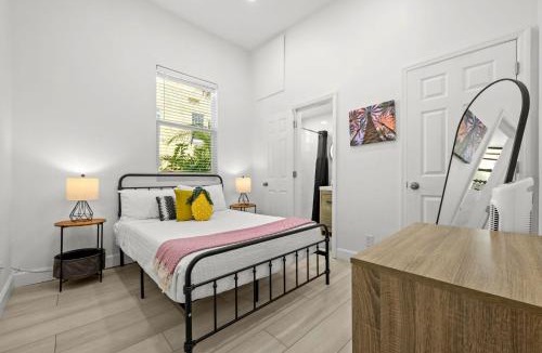 Gillespie Park Apartment | Pineapple Paradise #2 13 min to Beach Fire Pit