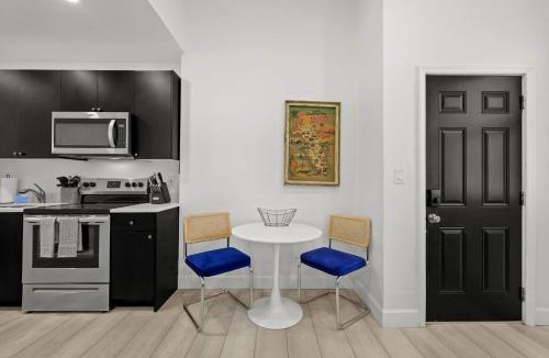 Gillespie Park Apartment | Pineapple Paradise #2 13 min to Beach Fire Pit