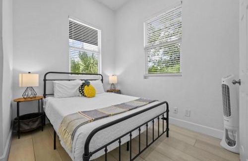 Gillespie Park Apartment | Pineapple Paradise - 2 Units - 13 min to Beach