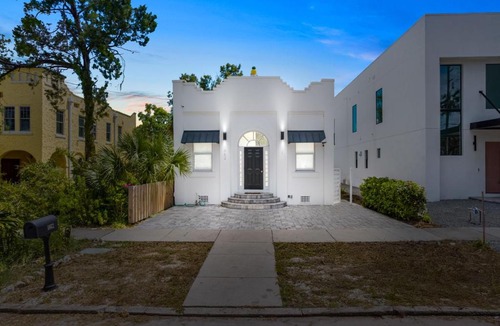 Gillespie Park Apartment | Pineapple Paradise #3 13 min to Beach Fire Pit