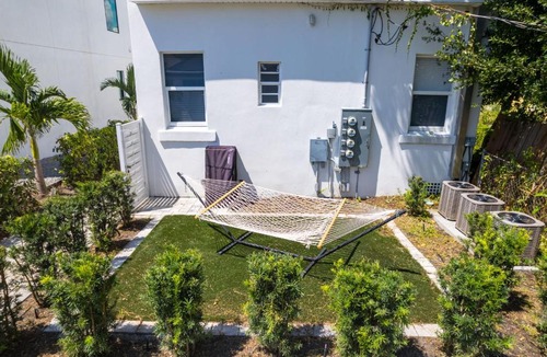 Gillespie Park Apartment | Pineapple Paradise #3 13 min to Beach Fire Pit