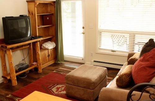 Warrior's Mark House | Pinecreek #I - 1 BR - Close to Town - Shuttle to Slopes - Pool and Hot Tub Access