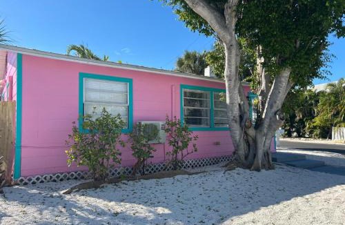 Bradenton Beach House | Playa Esmeralda Cottage! Add Golf Cart!