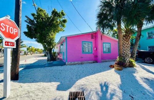 Bradenton Beach House | Playa Esmeralda Cottage! Add Golf Cart!