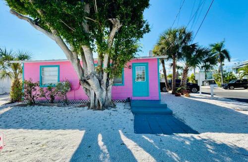 Bradenton Beach House | Playa Esmeralda Cottage! Add Golf Cart!