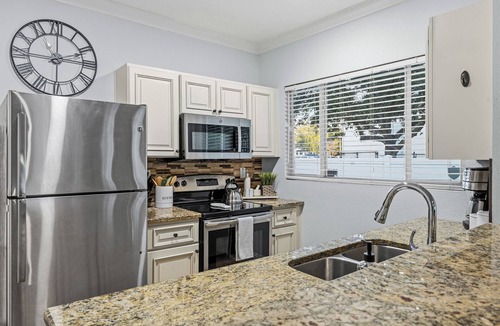 South Seminole Heights House | Plug & Play on the Wilder side 2/2 all utilities included