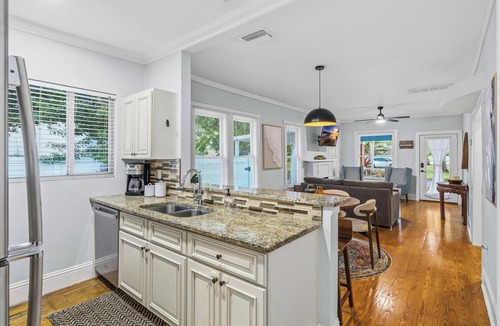 South Seminole Heights House | Plug & Play on the Wilder side 2/2 all utilities included