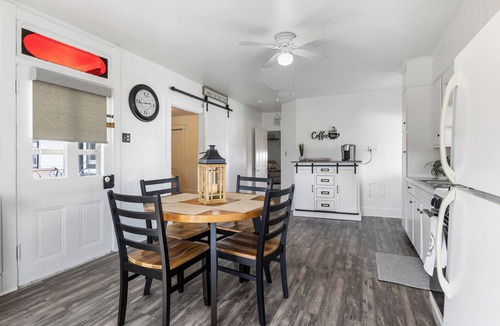 Ronks House | Pond View Amish Farmstay - in central Lancaster County - 3 min to Sight & Sound!