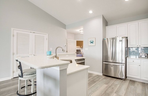 Sunset Island Condo | Pool, Beach Access! Canal-Front Ocean City Gem