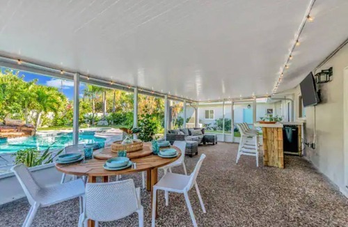 Shore Acre Heights House | Pool, hot tub, putting green, pickleball, tiki bar, fire pit