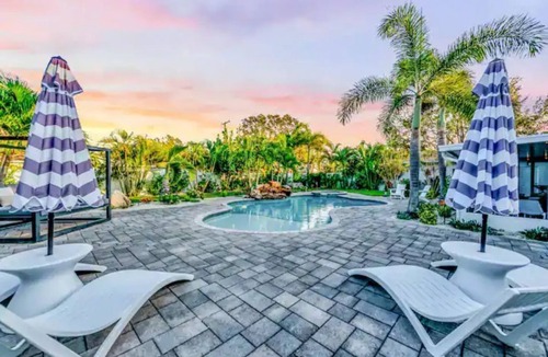 Shore Acre Heights House | Pool, hot tub, putting green, pickleball, tiki bar, fire pit
