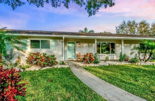 Shore Acre Heights House | Pool, hot tub, putting green, pickleball, tiki bar, fire pit
