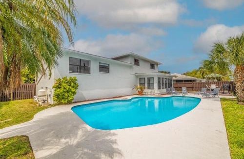 Harbor Hills House | Pool Outdoor Dining Near Beach