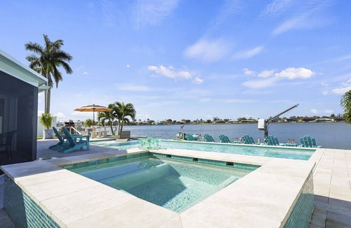 Cape Coral House | Pool, Spa, Kayaks, Bikes, Fishing gear & more