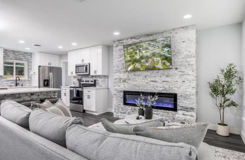 South Gate Ridge House | Poolside Paradise