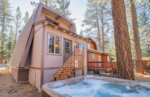 Big Bear Lake House | Prescott's Place - Adorable Gambrel Style Cabin close to Bear Mountain! Hot Tub, Board Games!