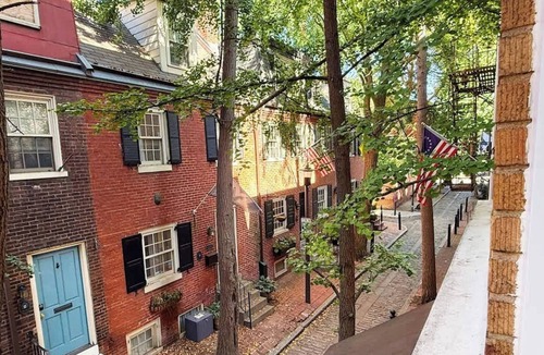 Gayborhood Apartment | Pride Weekend | King Bed | Full Kitchen | Stylish
