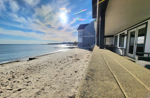 Niantic House | PRIVATE BEACH: A PALACE IN PARADISE @ NIANTIC W/6 QUEENS 1 TWIN BED