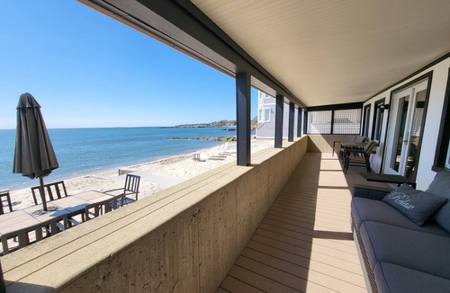 Niantic House | PRIVATE BEACH: A PALACE IN PARADISE @ NIANTIC W/6 QUEENS 1 TWIN BED