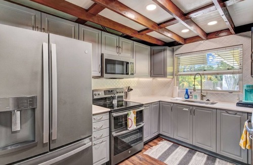 West Bradenton House | Private Heated Pool, Turfed Putting Green Retreat