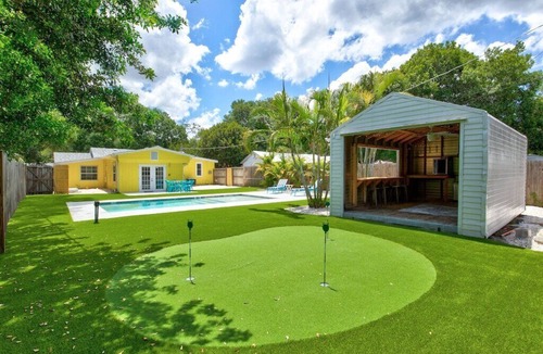 West Bradenton House | Private Heated Pool, Turfed Putting Green Retreat