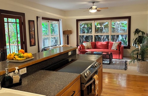 Kealakekua House | Private paradise organic farm stay with ocean view, nestled in banana grove