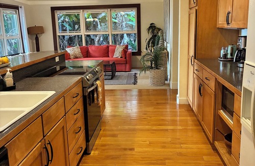 Kealakekua House | Private paradise organic farm stay with ocean view, nestled in banana grove