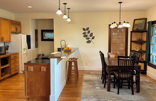 Kealakekua House | Private paradise organic farm stay with ocean view, nestled in banana grove