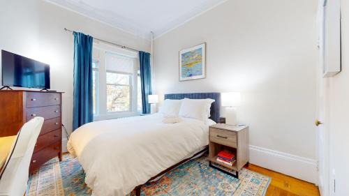 Longwood Apartment | Private Room,Shared Bath, walk to Hosp, Fenway, BU