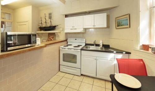Longwood Apartment | Private Room,Shared Bath, walk to Hosp, Fenway, BU