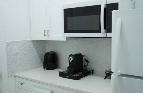 Temple Crest Apartment | Private suite with independent entrance + hottub. Only 3 minutes from Busch Garden