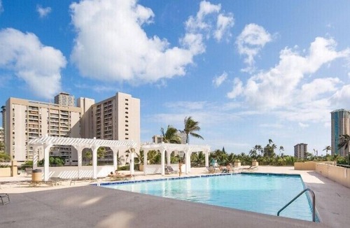 McCully - Moiliili Condo | Quaint Waikiki Monarch Studio | Pool + Gym
