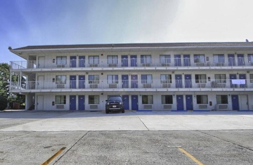 Camp Hill Apartment | Queen Bed|Non-Smoking