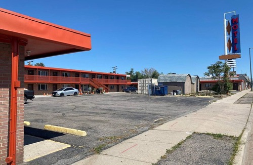 Englewood Apartment | Queen Suite Non - Smoking