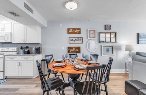 Indian Shores Villa | 🏖️Quick Walk to Beach🌴Bayview Shores🐬Shared Pool🌞Great Location