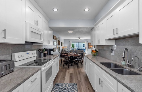 Indian Shores Villa | 🏖️Quick Walk to Beach🌴Bayview Shores🐬Shared Pool🌞Great Location