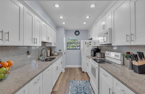 Indian Shores Villa | 🏖️Quick Walk to Beach🌴Bayview Shores🐬Shared Pool🌞Great Location
