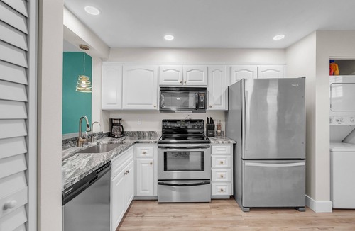 Indian Shores Condo | ☀Quick Walk To Beach🌴Large Pool Deck-Pool/Hot Tub/Chairs🐬Golden Shores 210🐠