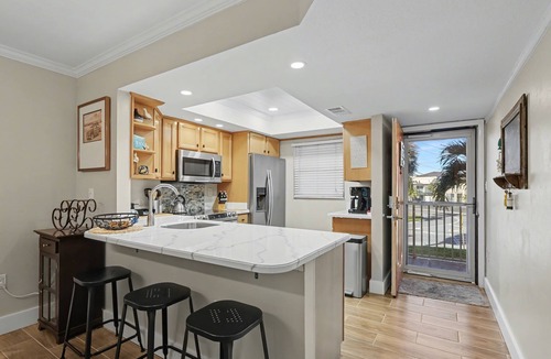 Treasure Island Condo | 🌴Quick Walk to Beach Access🐬Canal View☀Club Capri #101🍹Community Pool
