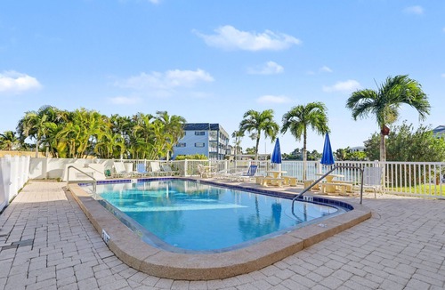 Treasure Island Condo | 🌴Quick Walk to Beach Access🐬Canal View☀Club Capri #101🍹Community Pool