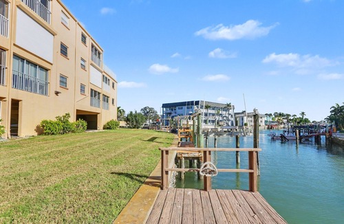 Treasure Island Condo | 🌴Quick Walk to Beach Access🐬Canal View☀Club Capri #101🍹Community Pool