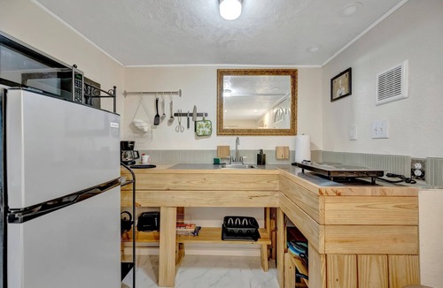 Temple Crest Apartment | Quiet Studio Near Busch Gardens With Fenced Yard and BBQ