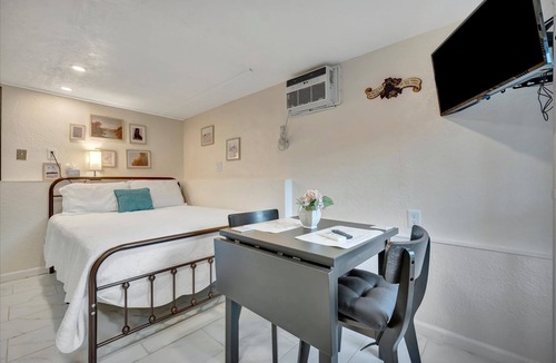 Temple Crest Apartment | Quiet Studio Near Busch Gardens With Fenced Yard and BBQ