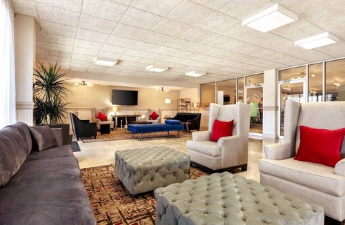 Trailer Estates Hotel | Ramada by Wyndham Sarasota Waterfront- Tikki Bar & Grill- Near Airport & Beaches