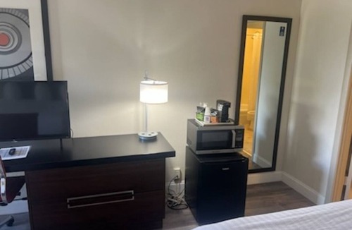 Trailer Estates Hotel | Ramada by Wyndham Sarasota Waterfront- Tikki Bar & Grill- Near Airport & Beaches