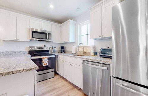 Rehoboth Beach Apartment | Rehoboth Beach House updated condo with outdoor pool & washer/dryer