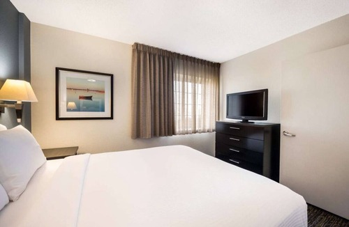 Nassau Bay Hotel | Relaxation and Comfort in Houston! 2 Modern Units, Full Kitchen, Pets Allowed!